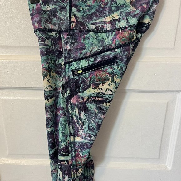 LuluLemon size 4 women's leggings! Excellent pattern and design - Picture 4 of 5